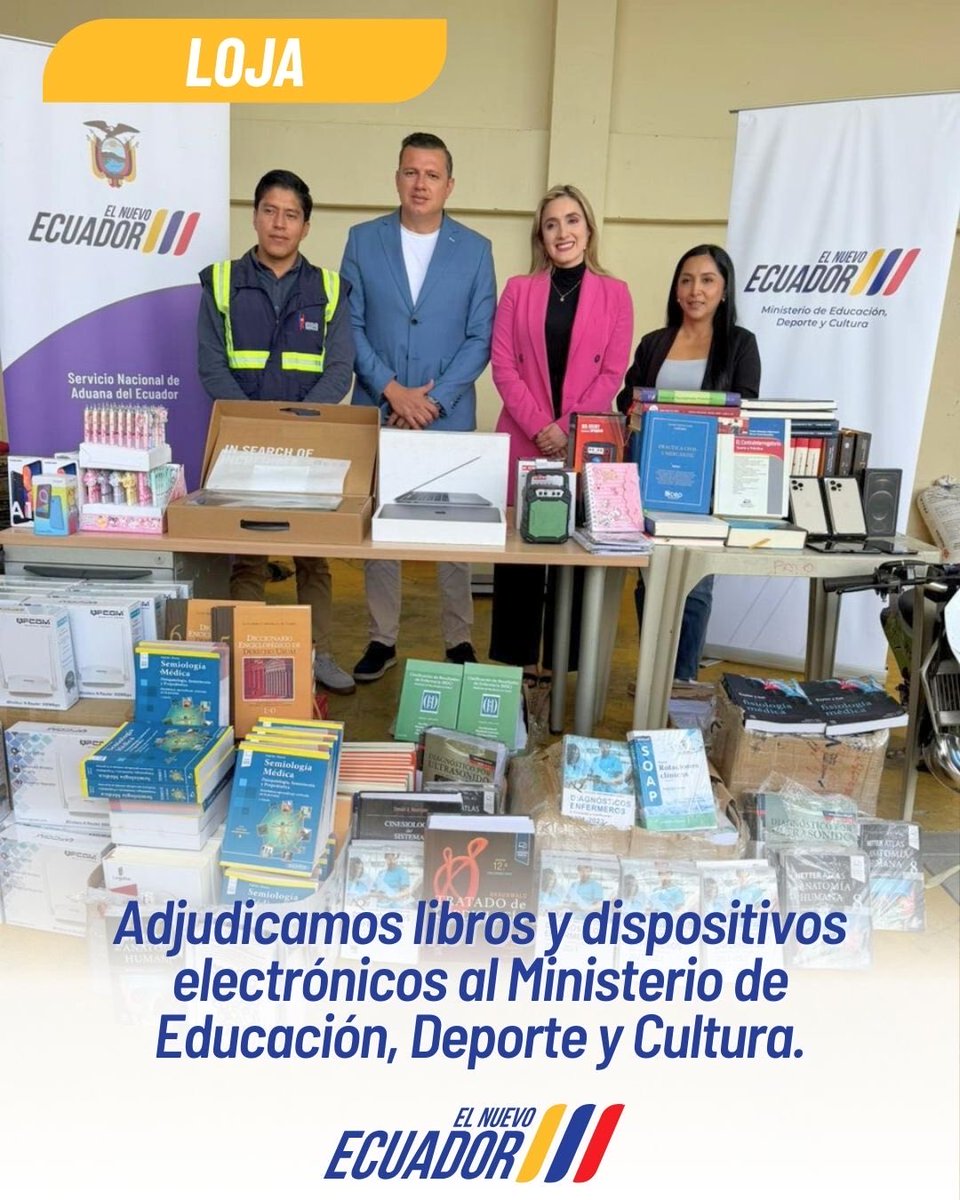 #SomosUnaAduanaDeServicio 🇪🇨

#Loja I Adjudicamos dispositivos electrónicos y libros al <a href="/Educacion_Ec/">Ministerio de Educación, Deporte y Cultura</a>. Esta entrega gratuita es el resultado de convertir mercancías aprehendidas en herramientas útiles para el desarrollo de nuestros estudiantes y docentes. 🎓✨

Esta adjudicación
