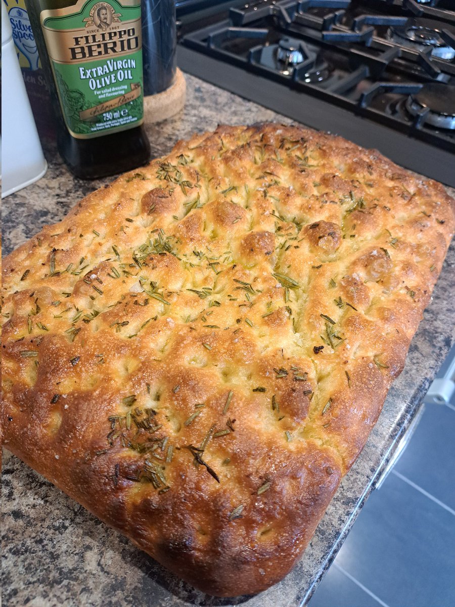 Tipsuwan7's tweet image. วันนี้รู้สึกเซ็งๆ​ เลยทำขนมปัง​ focaccia แก้เซ็ง​ สามีบอกว่าคุณรู้มั้ยว่ามันอร่อยมาก​😁