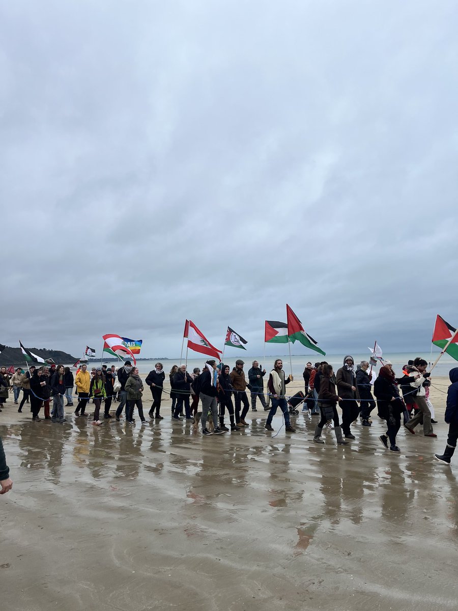 LennyLeFloch's tweet photo. 🇵🇸⛵️ Rassemblement hier sur la plage des Rosaires pour la nouvelle flottille pour Gaza et pour réaffirmer notre solidarité avec la Palestine !
Solidarité avec tous les peuples opprimés, victimes de l’impérialisme, du fascisme, des guerres, de nettoyages ethniques et de génocides. https://t.co/QA3K0XtG0w