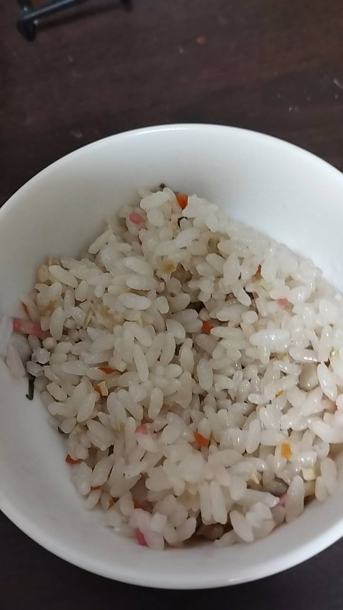 mokosinba's tweet photo. 孫っちが食べられる様にと、五目御飯の食材は小さく切って味も薄めにしました。
夫から「全然味がしない！薄味にしても程がある！ちゃんと自分で味見して調整しろ！」と言われました。。
味が薄いのは承知の上ですが・・夫の言い方がどうにも解せません。そんな事を言いつつお代わりして食ってるし（怒 https://t.co/fJpcDFuqj8