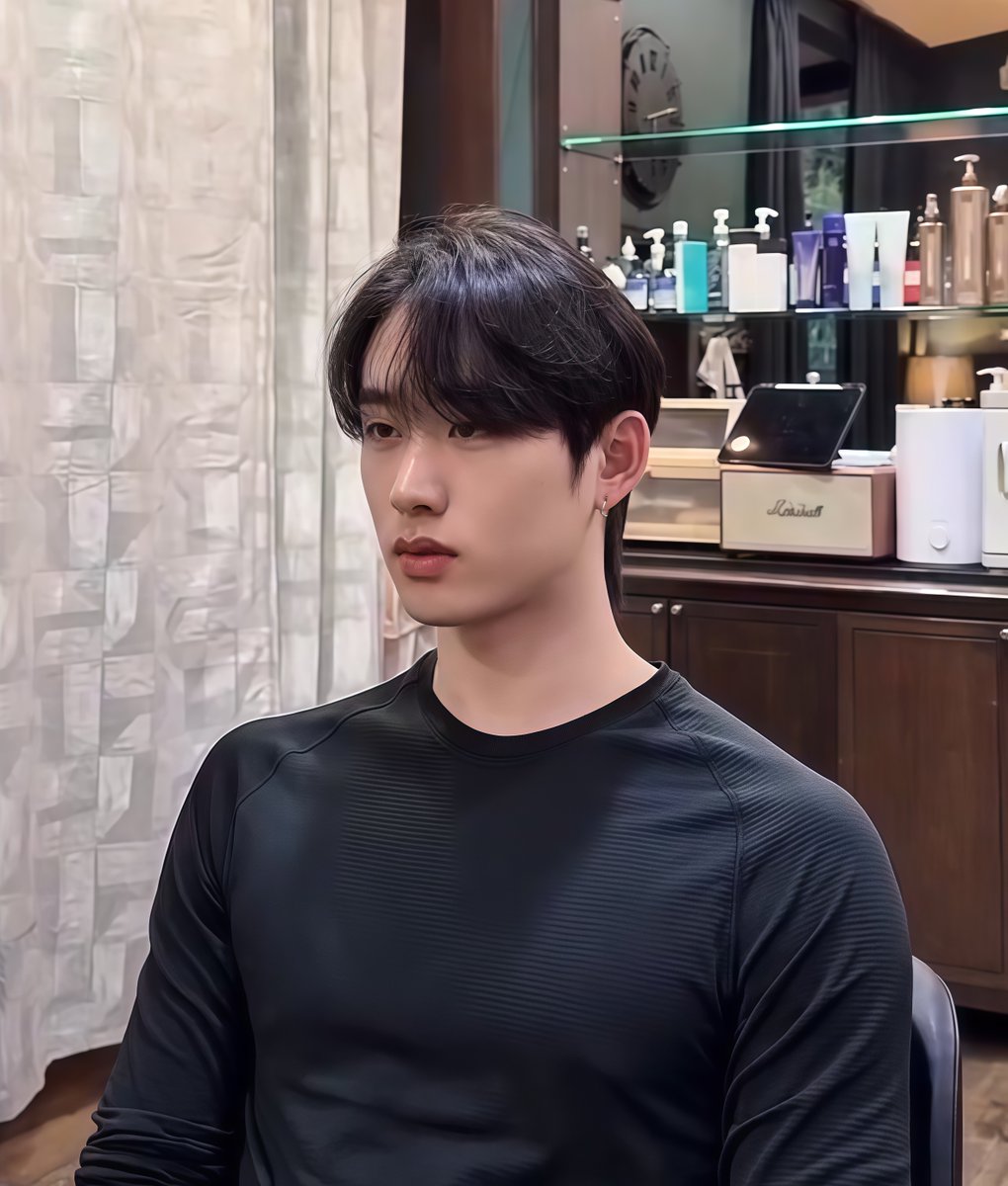 พี่ถึงขนาดไปปรับรูปให้ชัดเพื่อเทิดทูนคนสวยขาของพี่เลยนะ คนอะไรอยู่ที่ไหนก็เป็นนางฟ้าทุกที่ ล่าสุดเป็นนางฟ้ากรรไกรช่างตัดผม ฮืออออออออออ

#est_rvp