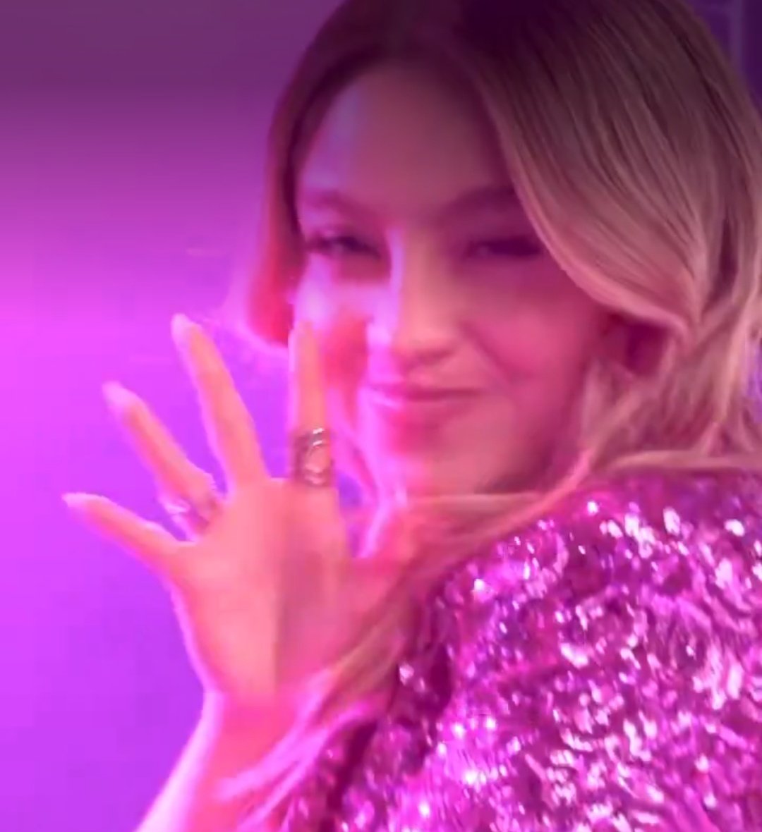 LUDMIYKAROL's tweet photo. Ella siempre dando lo mejor!!! @karolsevilla https://t.co/N1k4tms8Ee