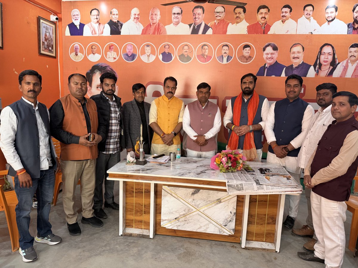 <a href="/bjp4lkojila/">भाजपा जिला लखनऊ</a>  कार्यालय पर युवा मोर्चा के ऊर्जावान जिला अध्यक्ष <a href="/BjpDheeruPandey/">Dheeru Pandey 🇮🇳</a> जी के जन्मदिन ( 21 फरवरी) के अवसर पर आदरणीय जिलाध्यक्ष श्री <a href="/VijayKM_BJP/">Vijay Kumar Maurya</a> जी व साथी कार्यकर्ता बंधुओं के साथ बधाई देकर उनके सुखमय जीवन एवं उज्ज्वल भविष्य की शुभकामनाएं दी।
#भाजपा_लखनऊ_जिला <a href="/BJP4UP/">BJP Uttar Pradesh</a>