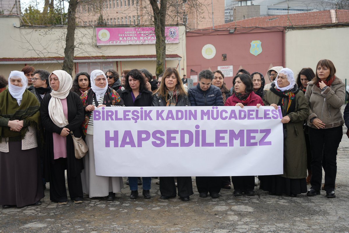 SKM’li yol arkadaşlarımız şahsında, DEM Kadın Meclisimiz ile birlikte Bakırköy Kadın Kapalı Cezaevi önünde tutsak kadınlarla dayanışmak amacıyla basın açıklaması gerçekleştirdik.

Eşitlik, özgürlük yaşam hakkı mücadelemizi, hapsederek engelleyemezsiniz!

Kadın mücadelesi