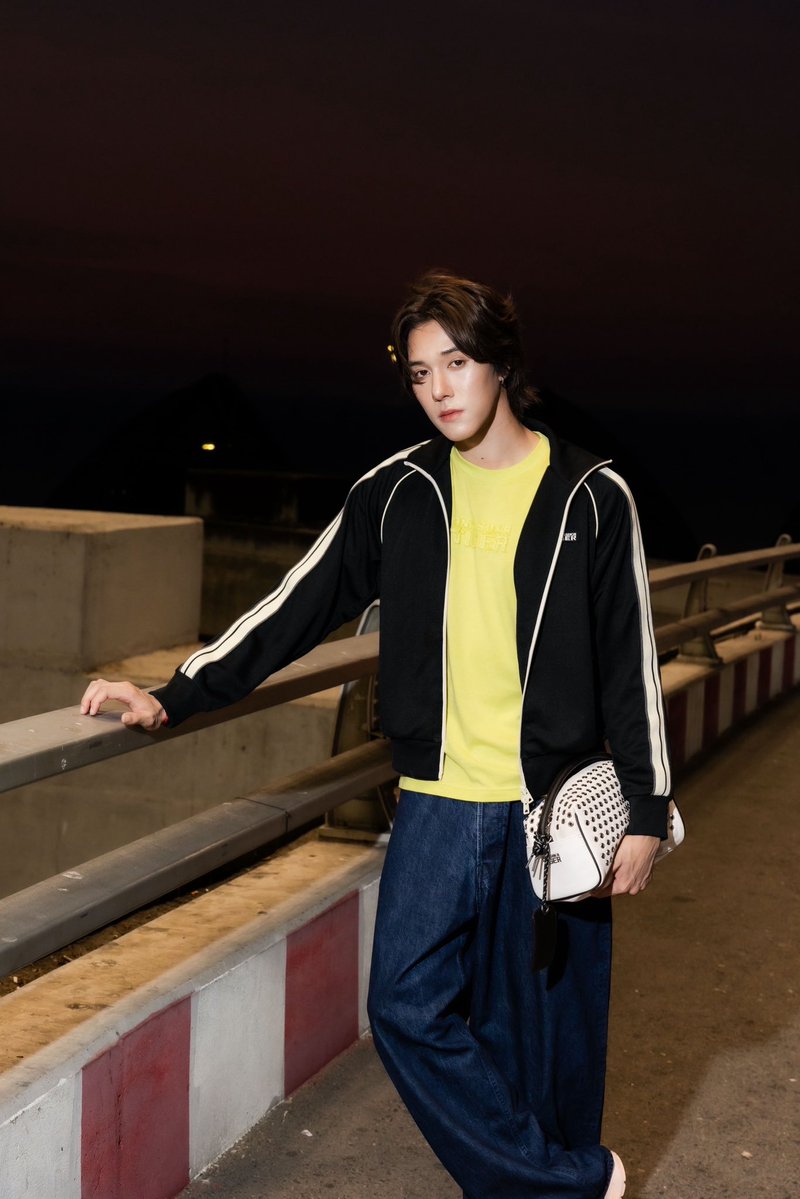 นานิมาแล้ว! กับแอร์พอร์ตลุค ในฐานะแขกคนสำคัญของ Onitsuka Tiger กับโททัลลุคจากคอลเลคชั่น #DENIVITA เป็นครั้งแรกก่อนออกเดินทางไปร่วมชมแฟชั่นโชว์คอลเลกชั่น Autumn Winter 2026

#Hirunkit_
#OnitsukaTiger 
#OnitsukaTigerAW26
#LUXEMATTERS 

instagram.com/p/DVGv4LKE0sf/…