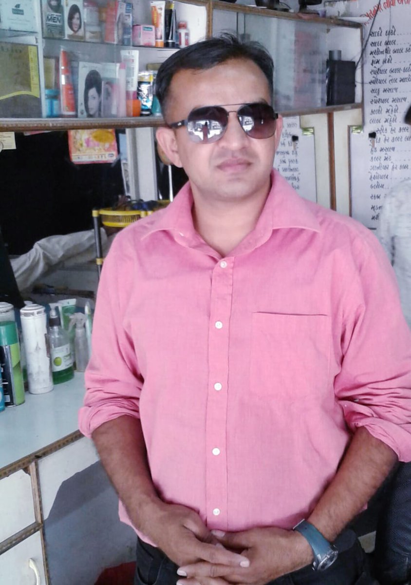 શ્રી દીલુસિંહ અમરસિંહ મકવાણા 
નિવૃત્ત સૈનિક તરીકે દેશસેવા બાદ જુનિયર ક્લાર્ક કમ ઓડિટર તરીકે ફરજ બજાવ્યા પછી આજે આપણા હાપા ગામના સૌપ્રથમ PSI બનીને તમે સમગ્ર ગામનું ગૌરવ વધાર્યું છે.
​તમારી આ અથાક મહેનત અને સમર્પણ ગામના દરેક યુવાન માટે પ્રેરણાદાયક છે.
​ફરી એકવાર હાર્દિક શુભેચ્છાઓ!