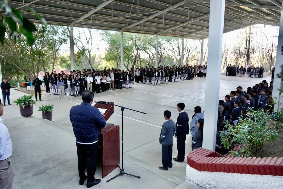 SergioLopez_S's tweet photo. Iniciamos esta mañana visitando el Plantel 01 del Cecyte en Tlalixtac de Cabrera, donde saludamos con mucho gusto a las y los jóvenes estudiantes, al personal de la institución y al comité de madres y padres de familia.

Desde el @CECyTEOaxaca como nos ha encomendado el Ing. Salomón Jara Cruz.(@salomonj), Gobernador del Estado; vamos a trabajar con cercanía, diálogo y compromiso, fortaleciendo la calidad educativa y haciendo equipo con toda la comunidad para que el #CECyTEO siga siendo un orgullo para Oaxaca.

Un gusto saludar al C. David Hernández López, Presidente Municipal Constitucional de Tlalixtac de Cabrera, así como al Mtro. José Roberto Guzman García, Director del Plantel.

Coordinación de Comunicación Social del Gobierno de Oaxaca