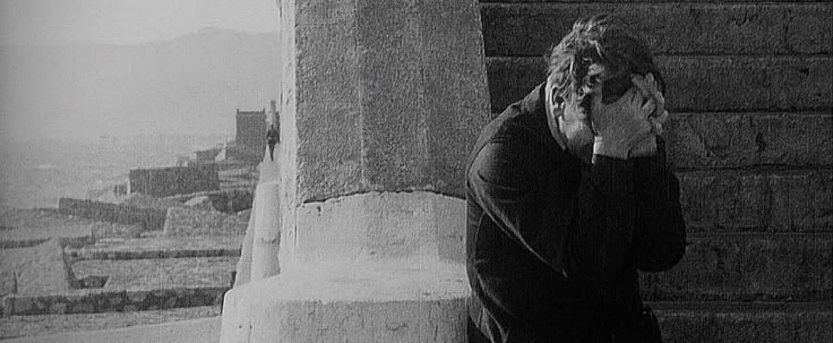 يارب ساعدني وانا العبد الضعيف 
حتى ولو نفسي تشوف إني قوي

انت الاله المقتدر وانت اللطيف
وانا الحزين اللي ذراعي ملتوي .