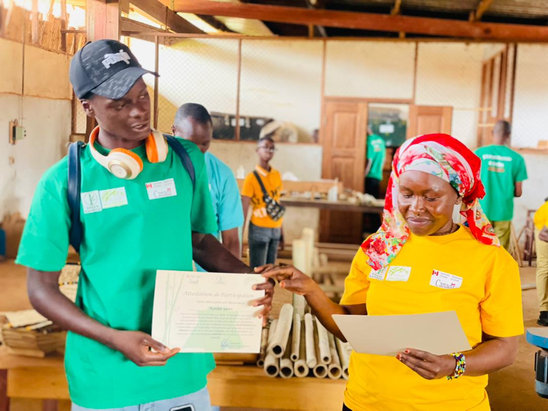 CanadaCameroun's tweet photo. 🇨🇦au🇨🇲 #Yaoundé_Nkolbisson | Grâce au #FCIL🇨🇦, des femmes & filles déplacées internes transforment le bambou en opportunités🇨🇲 : attestations remises+ lancement d’AGR. 70 IDPs formées, centre de transformation et débouchés de vente. #CanadaInCameroon #CroissanceInclusive #Bambou https://t.co/DvtisTPIbP