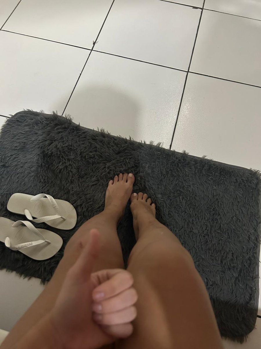 Analu_Feet's tweet photo. Sei que vocês dariam tudo para ser esse tapete, se ajoelhe e abra a carteira que talvez um dia o seu sonho se realiza 

Venda de fotos do pé ON

#feet #findom #domme #packdope https://t.co/stkM2HnXXU