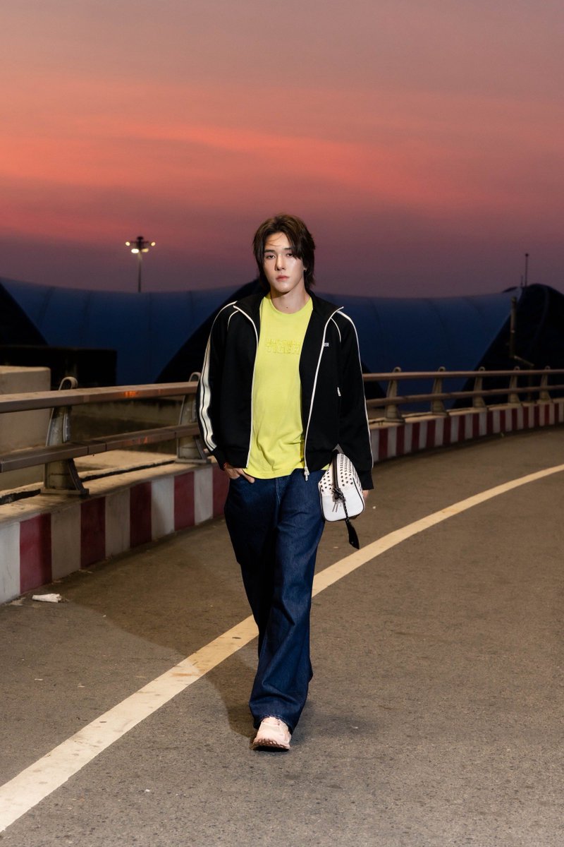 หล่อสปอร์ต! เปิดภาพแอร์พอร์ตลุคหนุ่มหล่อ นานิ - หิรัญกฤษฎิ์ #hirunkit_ ครั้งแรกในฐานะแขกคนสำคัญของ Onitsuka Tiger กับโททัลลุคจากคอลเลคชั่น #DENIVITA ก่อนออกเดินทางไปร่วมชมแฟชั่นโชว์คอลเล็กชั่น Autumn Winter 2026 ที่ Milan Fashion Week ประเทศอิตาลี ซึ่งจะจัดขึ้นในวันพุธที่ 25