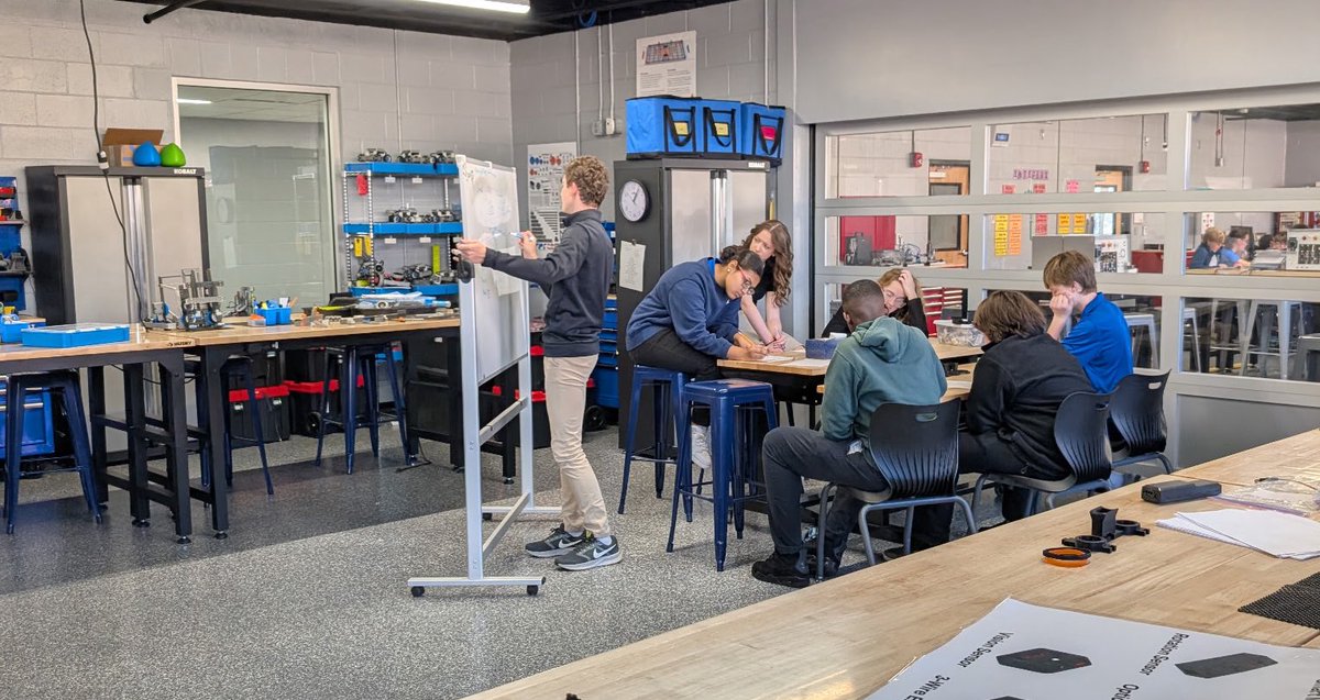 MalesusSTEM's tweet photo. Research shows that long-term brain retention increases when we reteach. Check out our Malesus STEM Innovative Thinker in Mrs. Pickens' Robotics Institute coaching his peers. EVERY student scored above 90% on the assessment!! #21stCenturyLearner #STEM https://t.co/DRJQJ6HuzP