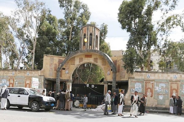 مشرف حوثي بالبوابة وأجهزة لرصد الاتصالات..
تطورات الأوضاع أمام منزل الزعيم القبلي "الأحمر" في صنعاء

بحسب مصدر خاص:
▪️ فرض الحوثيون مشرفا تابعا لهم عند البوابة الرئيسية لمنزل الشيخ حمير عبدالله الأحمر في منطقة الحصبة شمالي صنعاء، لمتابعة حركة الداخلين والخارجين، وذلك عقب انسحاب