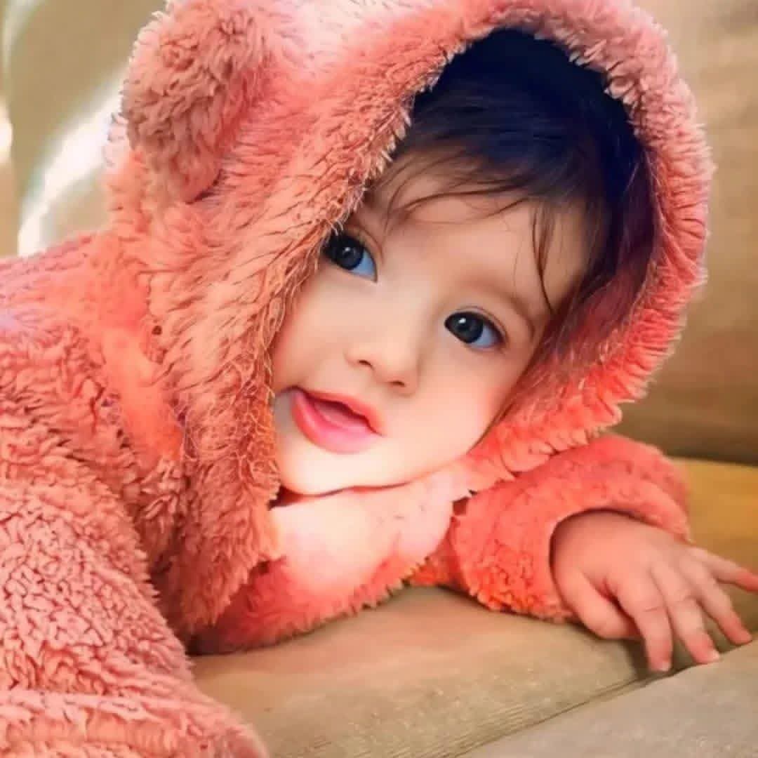 छोटे बच्चे बहुत संवेदनशील होते हैं। जब बहुत सारे लोग एक साथ उन्हें देखते हैं या गोद में लेते हैं, तो बच्चा चिड़चिड़ा हो जाता है या थक जाता है। लोग इसे 'नजर लगना' कह देते हैं, जबकि असल में वह शारीरिक थकान या ओवर-स्टिमुलेशन होता है।