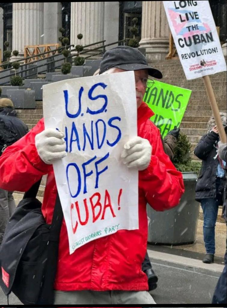 FMC_Cuba's tweet photo. Sin importar el frío, ni las amenazas del gobierno de #Trump, los amigos de #Cuba salieron a las calles de Nueva York a exigir el fin del bloqueo contra Cuba. 
#CubaNoEstáSola #CubaVencerá #LetCubaBreathe https://t.co/jMdXo1R2Ev