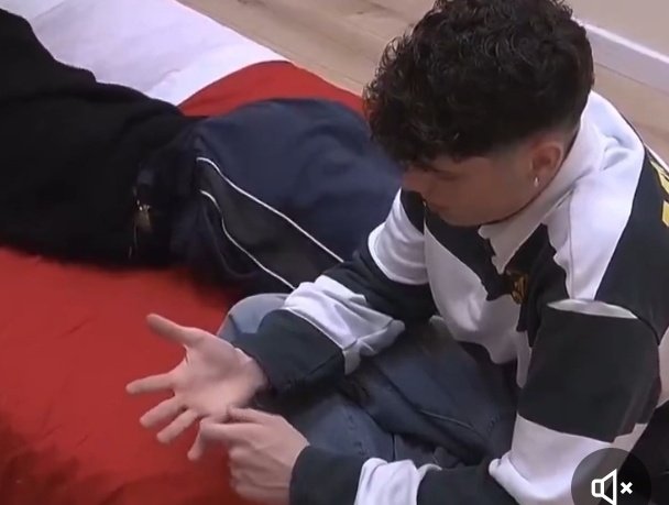 Lui fa tutto ma alla fine "la colpa" è di #Alessio che non l'ha sostenuto dopo le critiche ricevute? La fiera dell'assurdo. Come rigirare la frittata. Come continuare a fare sempre la parte della vittima. 
#amici25