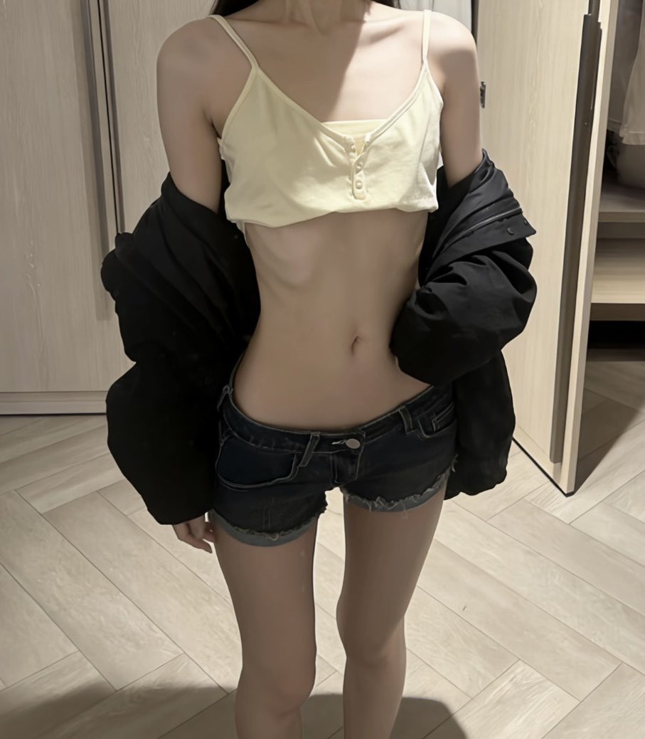 Lenf8x's tweet photo. 可以助力主包吃减脂餐吗喵🥰
#女大 #反差 #投喂 https://t.co/alfJfkwCzs