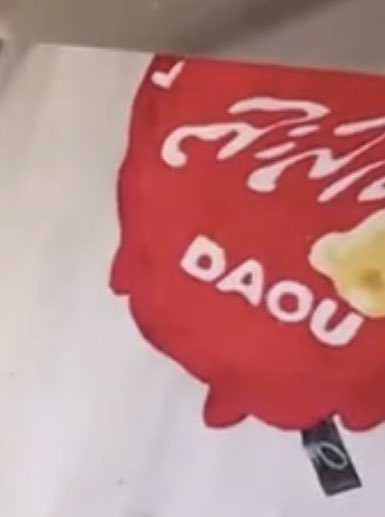 ในคลิปที่อรลงเห็นสิ่งนี้ด้วย 🥹 คือสั่งทำพรมไว้ให้อู๋นานมากๆๆๆ แล้ว แต่ไม่มีอีเว้นที่ให้ของขวัญได้เลย น่าจะพึ่งให้ไปตอน first ep the wicked game ดีใจที่ได้เห็นน้อนวางอยู่ในห้องอู๋น้า ตั้งใจทำเป็นของที่ระลึกเพลงเดี่ยวเพลงแรกที่เป็นตัวตนของต้าห์อู๋ที่สุด 
#ต้าห์อู๋ #DAOU #oueiija