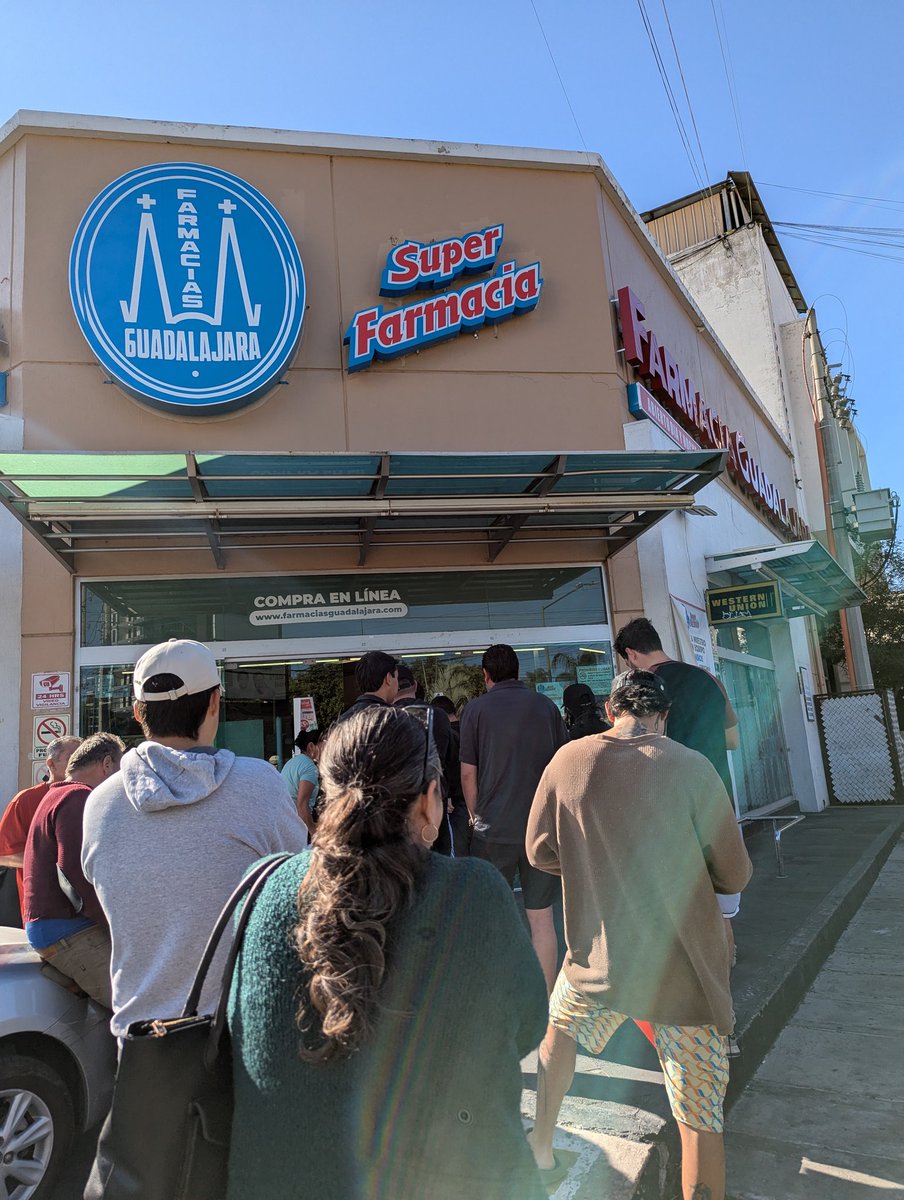 Fila para comprar en la farmacia...