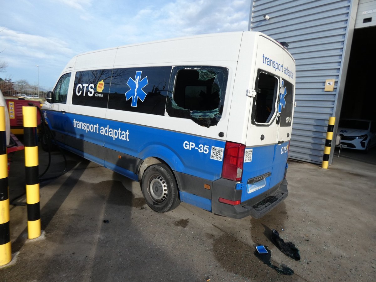 Un home i una dona causen danys a 13 ambulàncies i 1 vehicle d'intervenció ràpida del Consorci de Transport Sanitari de la Regió de Girona. El perjudici econòmic és de més de 400.000 € per destrosses i serveis no prestats.

Els detenim i denunciem penalment cinc persones més.