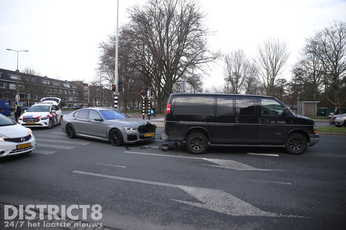 Aanrijding tussen auto en busje op Almeloplein, Den Haag