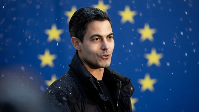 Mit 38 Jahren der jüngste Premierminister in der Geschichte der Niederlande. Ein überzeugter Europäer. Herzlichen Glückwunsch Rob Jetten.

Op 38-jarige leeftijd de jongste premier in de geschiedenis van Nederland. Een toegewijde Europeaan. Gefeliciteerd, Rob Jetten.