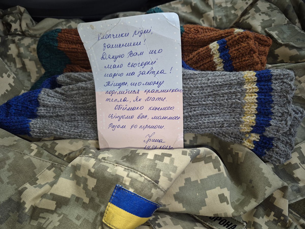 Сьогодні шукав підсумок в машині, а знайшов шкарпетки,  які берегу як пам'ять. 
Може ж таки вдягну їх після війни в своєму домі)