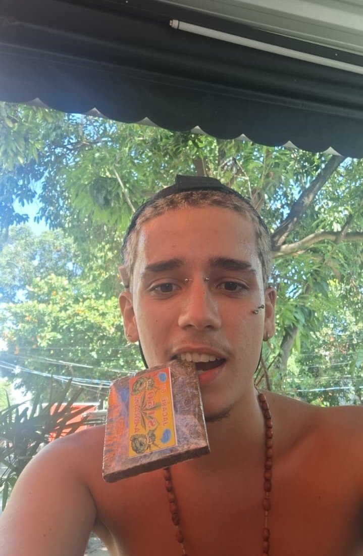 Tenho 20 anos.
Comprei a maconha de 150 da amenduera.
Sem “pais ricos”. 
Sem herança. 
Sem sorte.
Eu tenho depressao. 
Disciplina, consistência e prioridades.