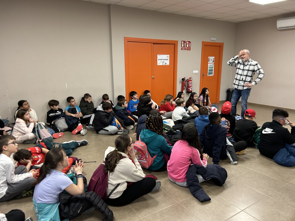 StaLuisaM's tweet photo. 5ºEP: We have arrived today to the #EnglishWeek in @sendaviva  and we are enjoying it very much!

#TESELA
#EducaciónVicenciana
#ColegiosHHCC
#SaberMásParaServirMejor
#Cuidado
#CuidaresAmar https://t.co/A4qjPFWQwe
