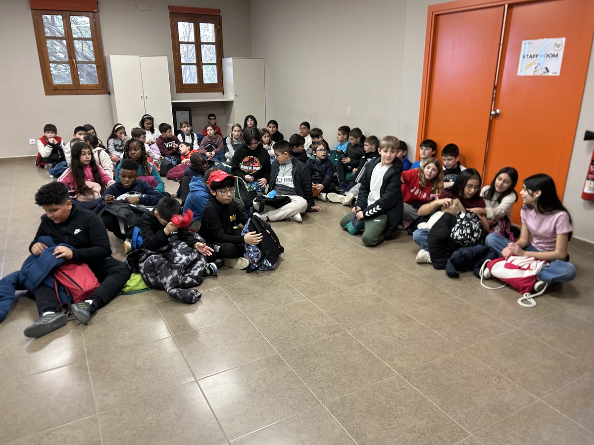 StaLuisaM's tweet photo. 5ºEP: We have arrived today to the #EnglishWeek in @sendaviva  and we are enjoying it very much!

#TESELA
#EducaciónVicenciana
#ColegiosHHCC
#SaberMásParaServirMejor
#Cuidado
#CuidaresAmar https://t.co/A4qjPFWQwe