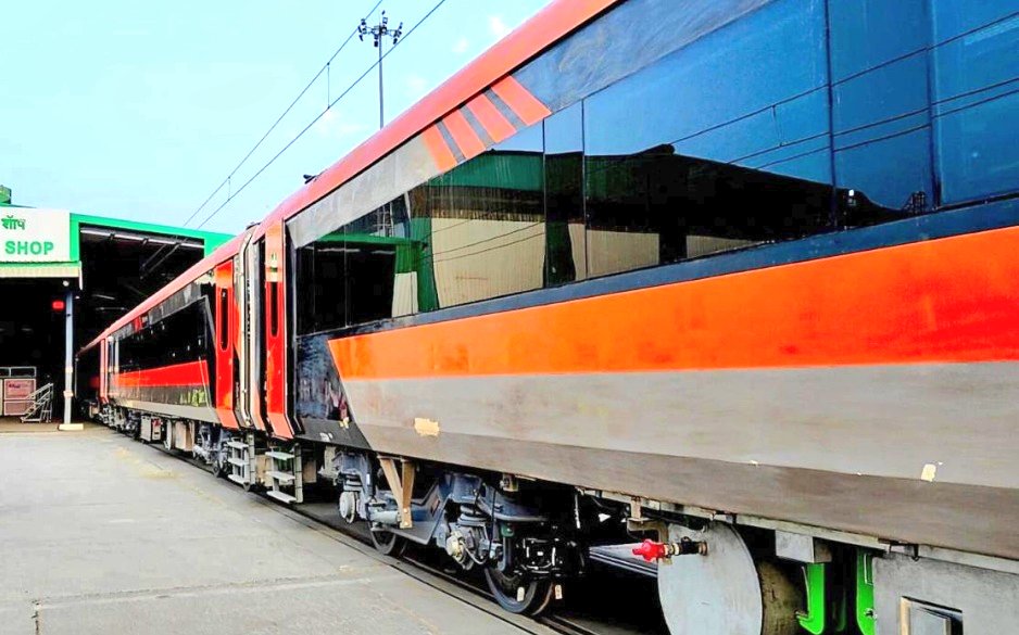 TechAnsuman's tweet image. 1st Vande Bharat Rake Ready from MCF!

The first prototype rake of #VandeBharatExpress from Modern Coach Factory (MCF), #Raebareli has successfully completed its initial in-plant trials. The trials were conducted in the presence of GM/MCF along with senior officials of MCF,