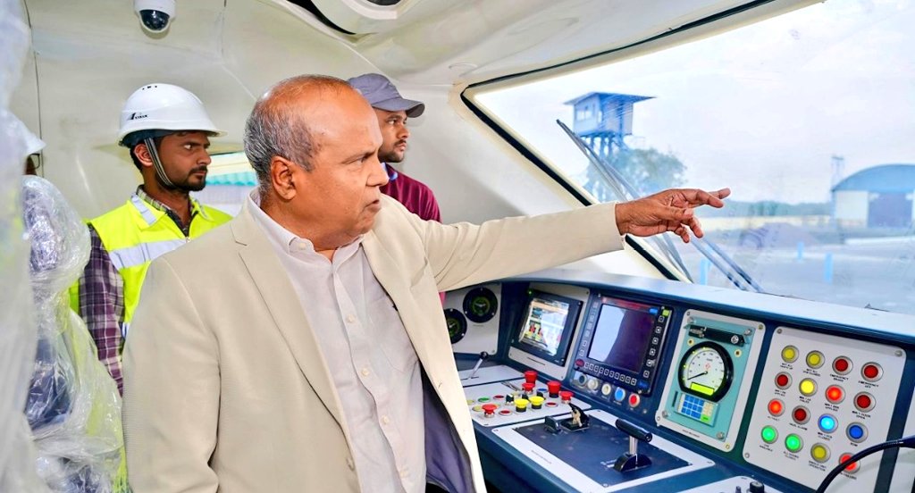 TechAnsuman's tweet image. 1st Vande Bharat Rake Ready from MCF!

The first prototype rake of #VandeBharatExpress from Modern Coach Factory (MCF), #Raebareli has successfully completed its initial in-plant trials. The trials were conducted in the presence of GM/MCF along with senior officials of MCF,