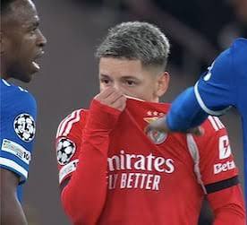 De los creadores de anulamos un penalti por doble toque sin pruebas.

Llega la segunda parte en la que sancionamos a Prestianni sin pruebas.