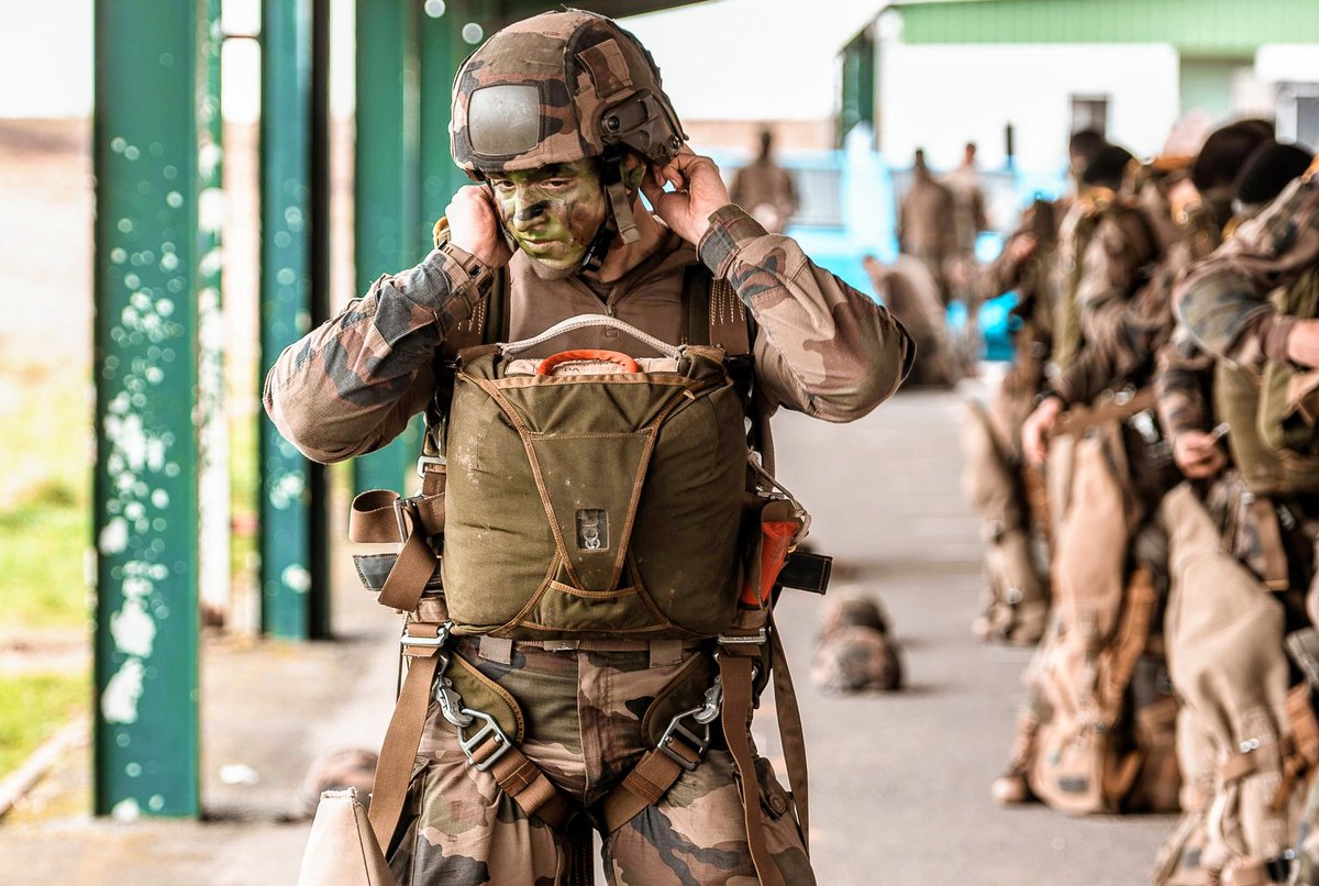 École des troupes aéroportées tweet media