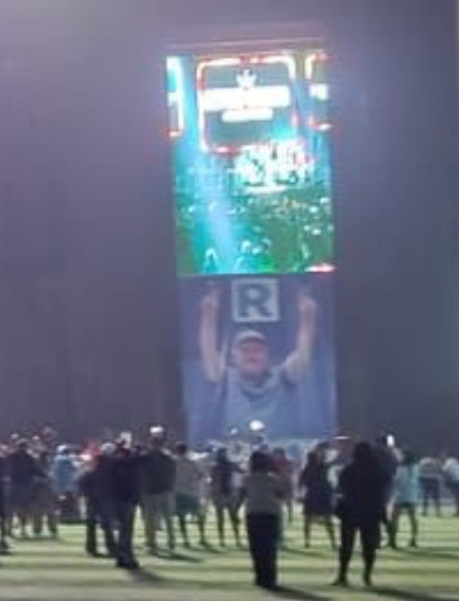 Con música en vivo, con millones de soles en inversión, el DEMONIO Rafael Lopez Aliaga no llena una plaza.
Aca se está moviendo demasiado dinero, y nadie audita esas cuentas.