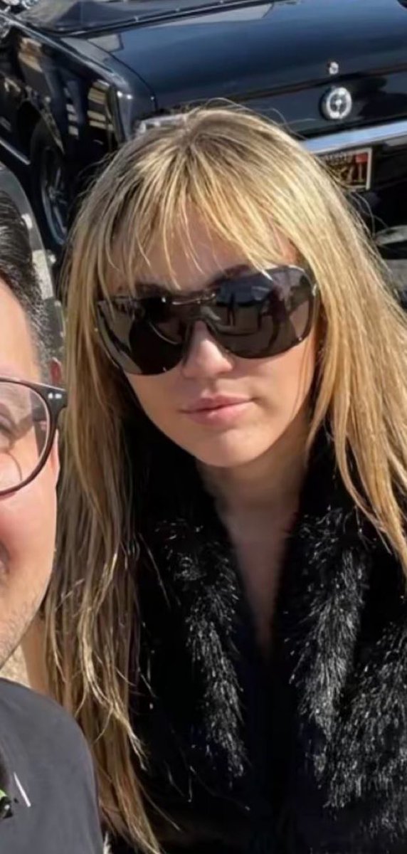 MileyUpdates's tweet image. 🚨THE FIRST SELFIE OF HANNAH MONTANA WITH FAN