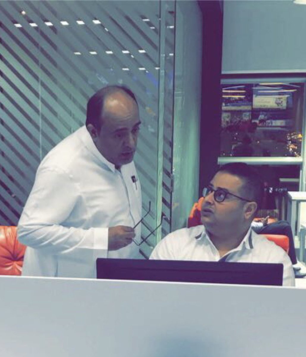 naifaalshahrani's tweet photo. بكل فخر، وبامتنانٍ كبير، أنا ضمن طابور المئات الذين فتح لهم الباب #وليد_الفراج أمام العمل في الوسط الإعلامي في عدة محطات هامة في حياتي المهنية: صحيفة عين اليوم - قناة صاحي - برنامج أكشن يا دوري - برنامج الدوري مع وليد وغيرها.

العمل معه "ممتع" لدرجة أنك تعمل لساعات طويلة "بمحض إرادتك"، ولا أحد ينافس وليد سوى وليد فقط والدليل: تصدره المشهد بعد اللقاء حتى اللحظة هو حديث الشارع نظراً لقيمته وتأثيره الكبير، وعبر تجربتي معه هو يركز على عمله فقط وليس من الشخصيات التي تركز على الآخرين، والأجمل أنه يعطيك المساحة الكاملة لعمل ما تريد بدون تدخل منه.

أمام أبو بدر وشخصه عن قرب، لا يمكنك سوى أن تعجب به وتحبه أيضًا لأنه "رجل" بمعنى الكلمة، أو تكرهه إذا كنت شخص عاطفي وبلا منطق أو كسول مهنيًا، أما على الجانب المهني فأنت تتعلم كل يوم شيء جديد وتفكر "خارج الصندوق" ولن يسمح لكائنٍ من كان أن يوقفك أو يضرك "رجل أصيل راعي فزعات شخصيًا ومهنيًا". ويشهد الله أنه أكثر الداع��ين للشباب السعودي بدون استثناء.

من لا يشكر الناس لا يشكر الله، وكنت وسأظل أشكره على الفرص التي قدمها لي: لأني تربيت على الاعتراف بالجميل وعدم نكران "الجميل وفزعات الرجال".

@waleedalfarraj 

 #وليد_الفراج_في_ليوان_المديفر
