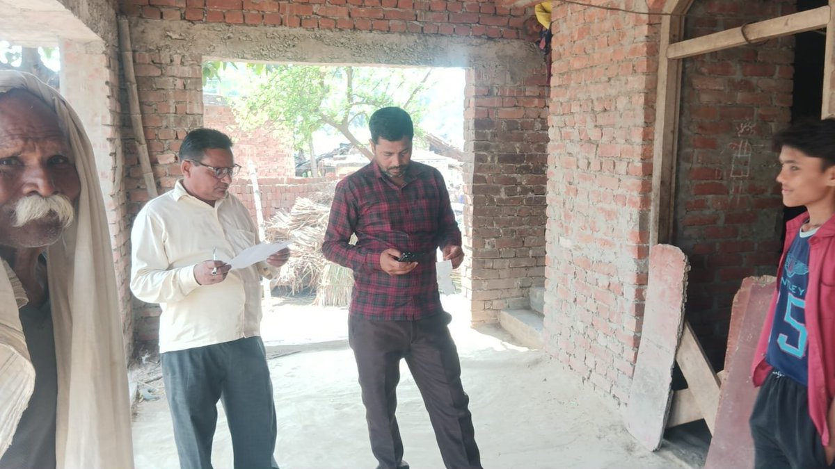 #BijliBillRahatYojna
#बिजली_बिल_राहत_योजना
<a href="/Executi70594334/">Executive Engineer Edd2Basti</a> के क्षेत्रान्तर्गत कार्मिकों द्वारा घर-घर जाकर #बिजली_बिल_राहत_योजना_2025_26 के तहत प्रचार-प्रसार/पम्पलेट वितरण/राजस्व वसूली का कार्य किया गया
<a href="/CMOfficeUP/">CM Office, GoUP</a> <a href="/aksharmaBharat/">A K Sharma</a> <a href="/ChairmanUppcl/">Chairman Uppcl</a> <a href="/UPPCLLKO/">UPPCL</a> <a href="/PuVVNLHQ/">Purvanchal Vidyut Vitaran Nigam Limited</a> <a href="/cebastipuvvnl/">Chief Engineer Basti PUVVNL</a>