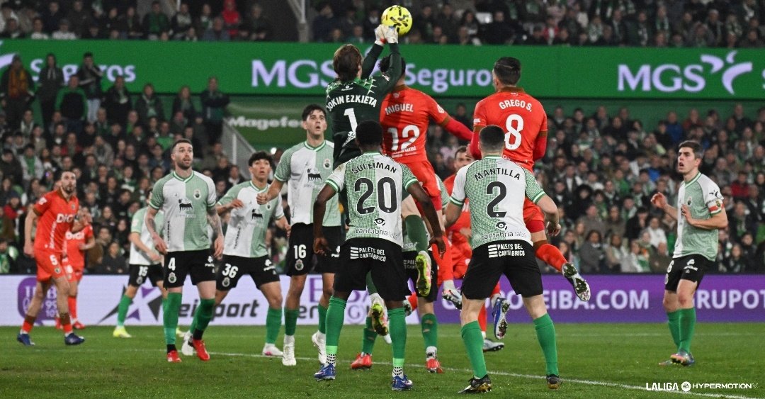 A José Alberto le pedíamos, entre otras cosas, mejorar el directo y su reacción durante el partido

El mister acertó y los cambios de Maguette (intrascendente un día mas) y Vicente fueron claves para reforzar el carril izquierdo. Lizancos y David estaban siendo el único peligro.