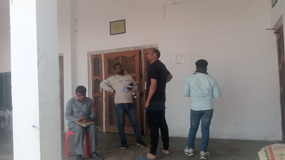 #BijliBillRahatYojna
#बिजली_बिल_राहत_योजना
<a href="/Executi70594334/">Executive Engineer Edd2Basti</a> के क्षेत्रान्तर्गत कार्मिकों द्वारा घर-घर जाकर #बिजली_बिल_राहत_योजना_2025_26 के तहत प्रचार-प्रसार/पम्पलेट वितरण/राजस्व वसूली का कार्य किया गया
<a href="/CMOfficeUP/">CM Office, GoUP</a> <a href="/aksharmaBharat/">A K Sharma</a> <a href="/ChairmanUppcl/">Chairman Uppcl</a> <a href="/UPPCLLKO/">UPPCL</a> <a href="/PuVVNLHQ/">Purvanchal Vidyut Vitaran Nigam Limited</a> <a href="/cebastipuvvnl/">Chief Engineer Basti PUVVNL</a>