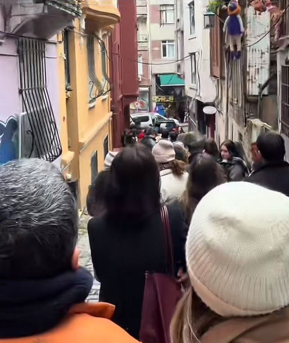 bosunatiklama's tweet photo. Masumiyet Müzesi önünde oluşan sıra görüntülendi. https://t.co/VzhyEf3z96