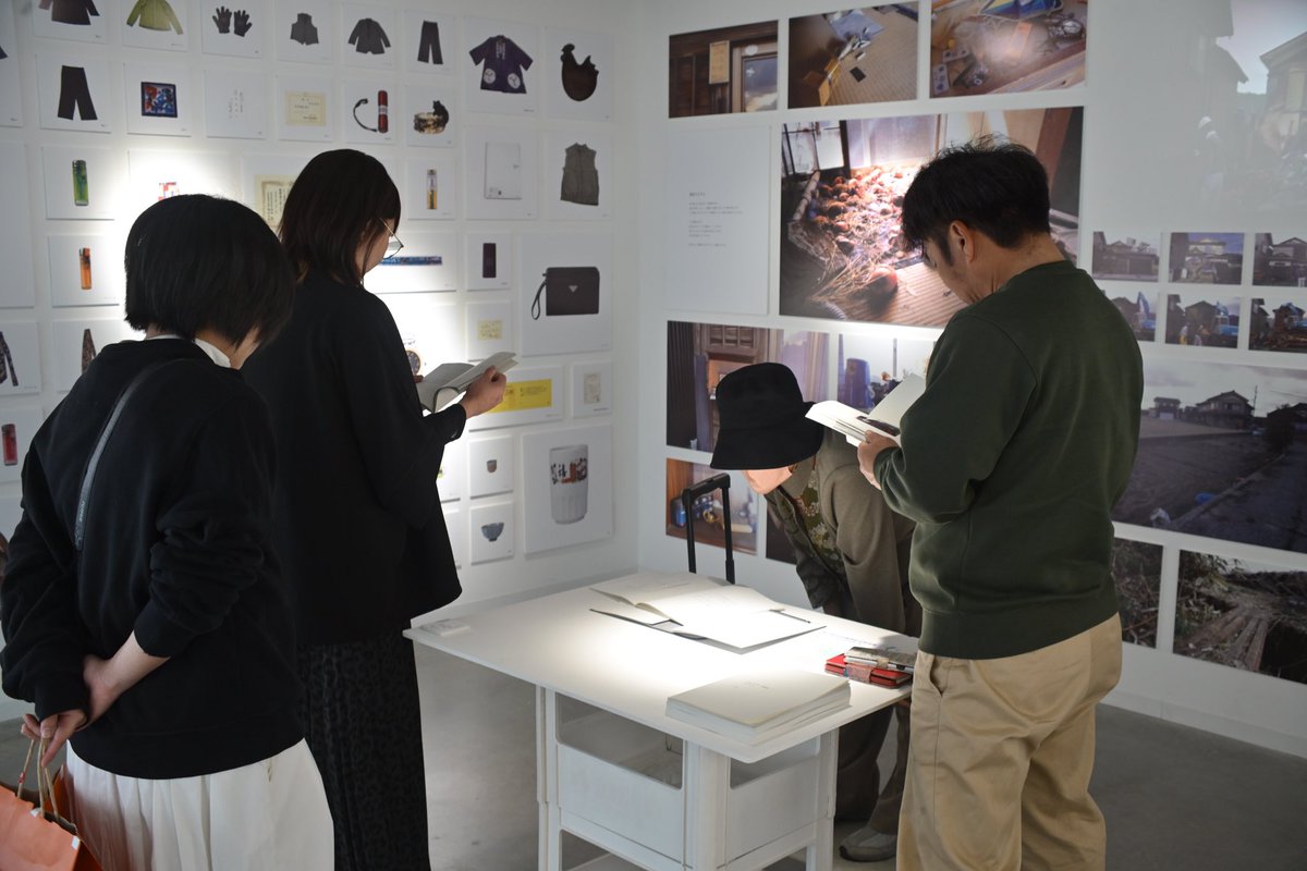 #名古屋造形大学卒展2026
「記憶、なぞる、再構築」
無事終了しました。写真は家族が来た時に江津先生に撮っていただいたもの。
大学生活の最後に家族と向き合うための制作に取り組むことができてよかった。
江津先生、ATOTsUGIメンバー、手伝ってくれた後輩のみんな本当にありがとうございました。