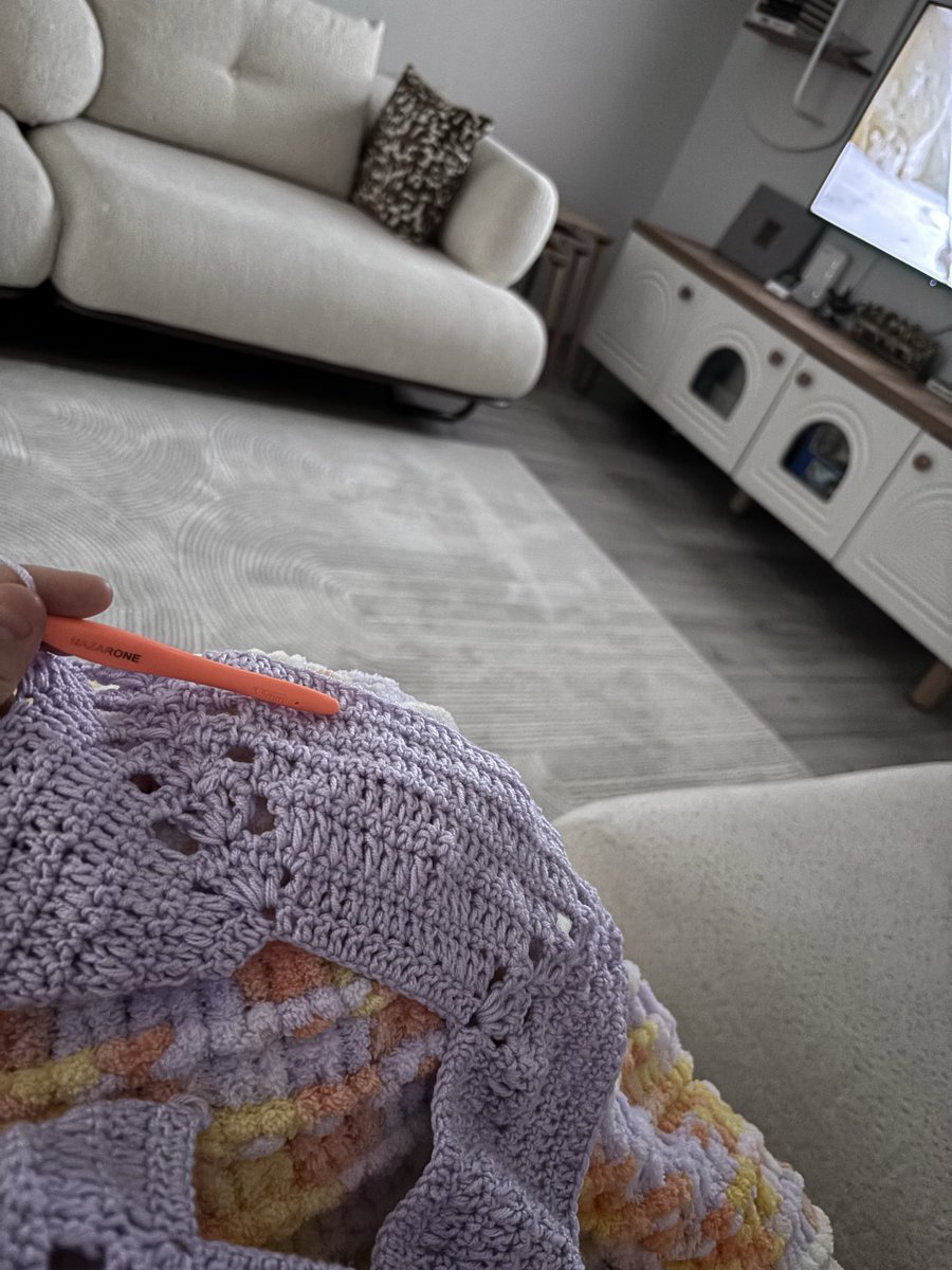 Bugün kocam iftarı hazırlıyo vee ben de bebeğimize yelek örüyorum 🥲