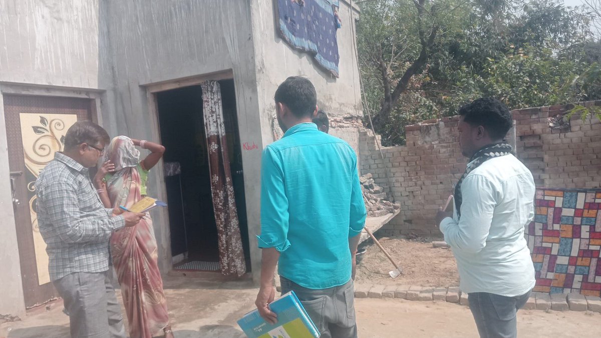 #BijliBillRahatYojna
#बिजली_बिल_राहत_योजना
<a href="/Executi70594334/">Executive Engineer Edd2Basti</a> के क्षेत्रान्तर्गत कार्मिकों द्वारा घर-घर जाकर #बिजली_बिल_राहत_योजना_2025_26 के तहत प्रचार-प्रसार/पम्पलेट वितरण/राजस्व वसूली का कार्य किया गया
<a href="/CMOfficeUP/">CM Office, GoUP</a> <a href="/aksharmaBharat/">A K Sharma</a> <a href="/ChairmanUppcl/">Chairman Uppcl</a> <a href="/UPPCLLKO/">UPPCL</a> <a href="/PuVVNLHQ/">Purvanchal Vidyut Vitaran Nigam Limited</a> <a href="/cebastipuvvnl/">Chief Engineer Basti PUVVNL</a>