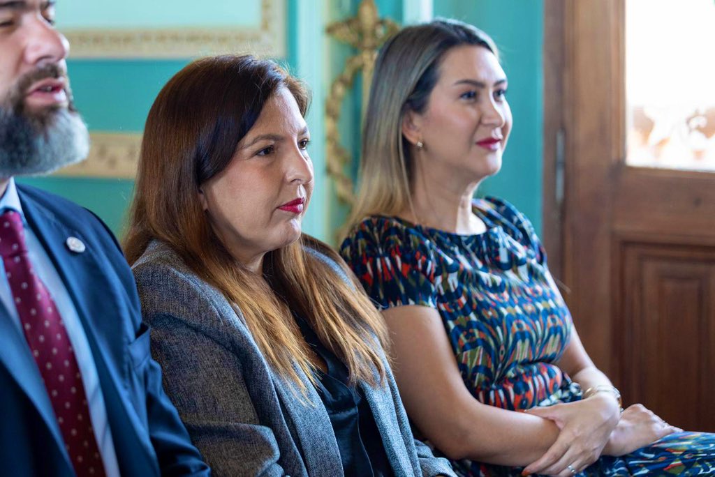 MTESS_PY's tweet photo. 📌 La ministra de Trabajo, @monicarecalded, participó del acto de asunción del nuevo ministro del @MIC_PY, Marcos Riquelme.
Desde el #MTESS le deseamos éxitos en esta nueva responsabilidad al frente del MIC y expresamos la voluntad de trabajar de manera articulada para fortalecer la mano de obra paraguaya, impulsar la capacitación y acompañar las inversiones en industrias y comercios que se proyectan para el país.
La coordinación entre trabajo e industria es clave para generar más empleo formal, mayor competitividad y mejores oportunidades para los trabajadores y trabajadoras del Paraguay.