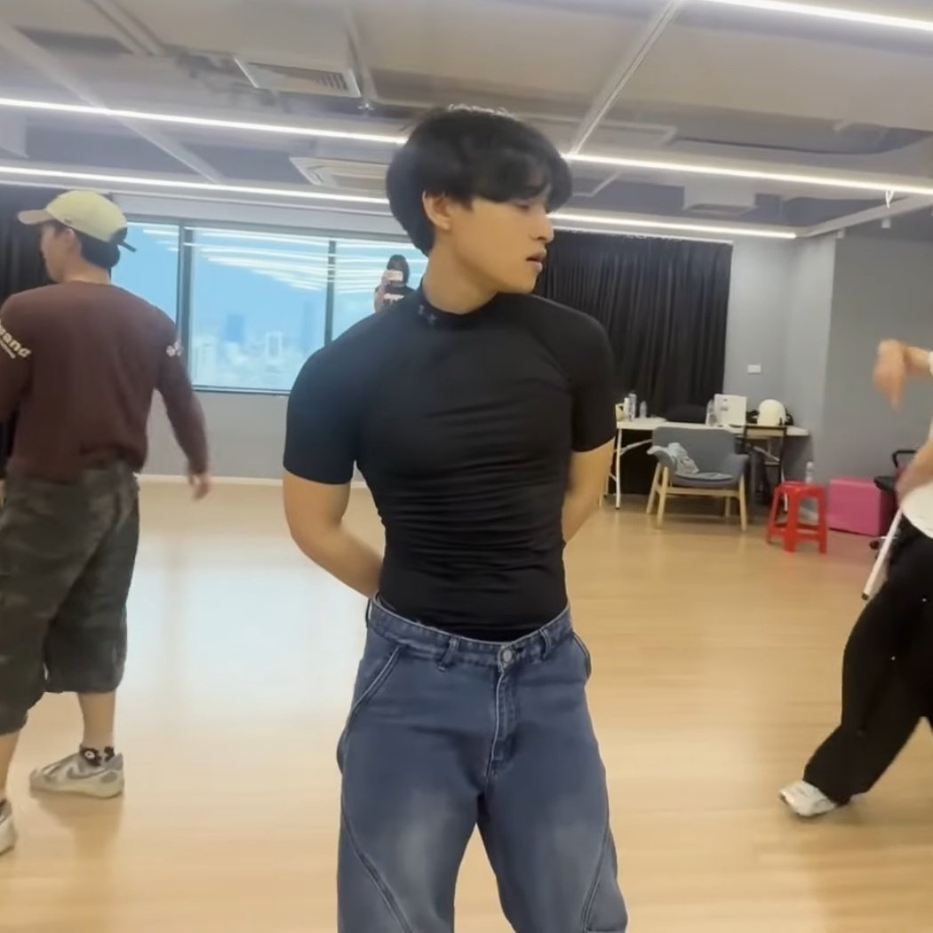 ohmysatur's tweet image. THIS FIT? CHEF FREAKING KISS! ❤️‍🔥

#barcodetin