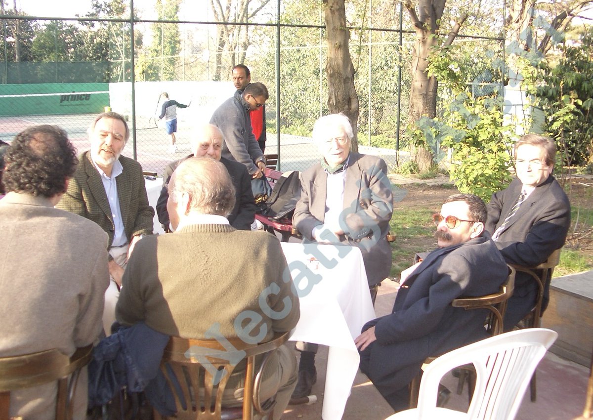 Necatigil_Arsiv's tweet photo. Behçet Necatigil’in Edebiyatımızda Eserler Sözlüğü’nden: Kambur, Necati Tosuner’in hikâye kitabı (1972) ★ On dört hikâye. Yazarın önceki kitabında (Çıkmazda, 1969) dallanan, boy atan fidan bu kitapta köklerini daha yaymış, daha derinlere uzatmıştır.

Fotoğraf: 10 Nisan 2006, Necatigil Şiir Ödülü töreni öncesi, Taksim Park Mühendishane bahçesinde
Necati Tosuner, Hikmet Altınkaynak, Yüksel Pazarkaya, Mehmet Taner ve Orhan Koçak.

Tüm yakınlarının ve edebiyat dünyamızın başı sağolsun.

#necatitosuner #kambur #necatigilinodası #necatigilşiirödülü #TRThikayeödülü
