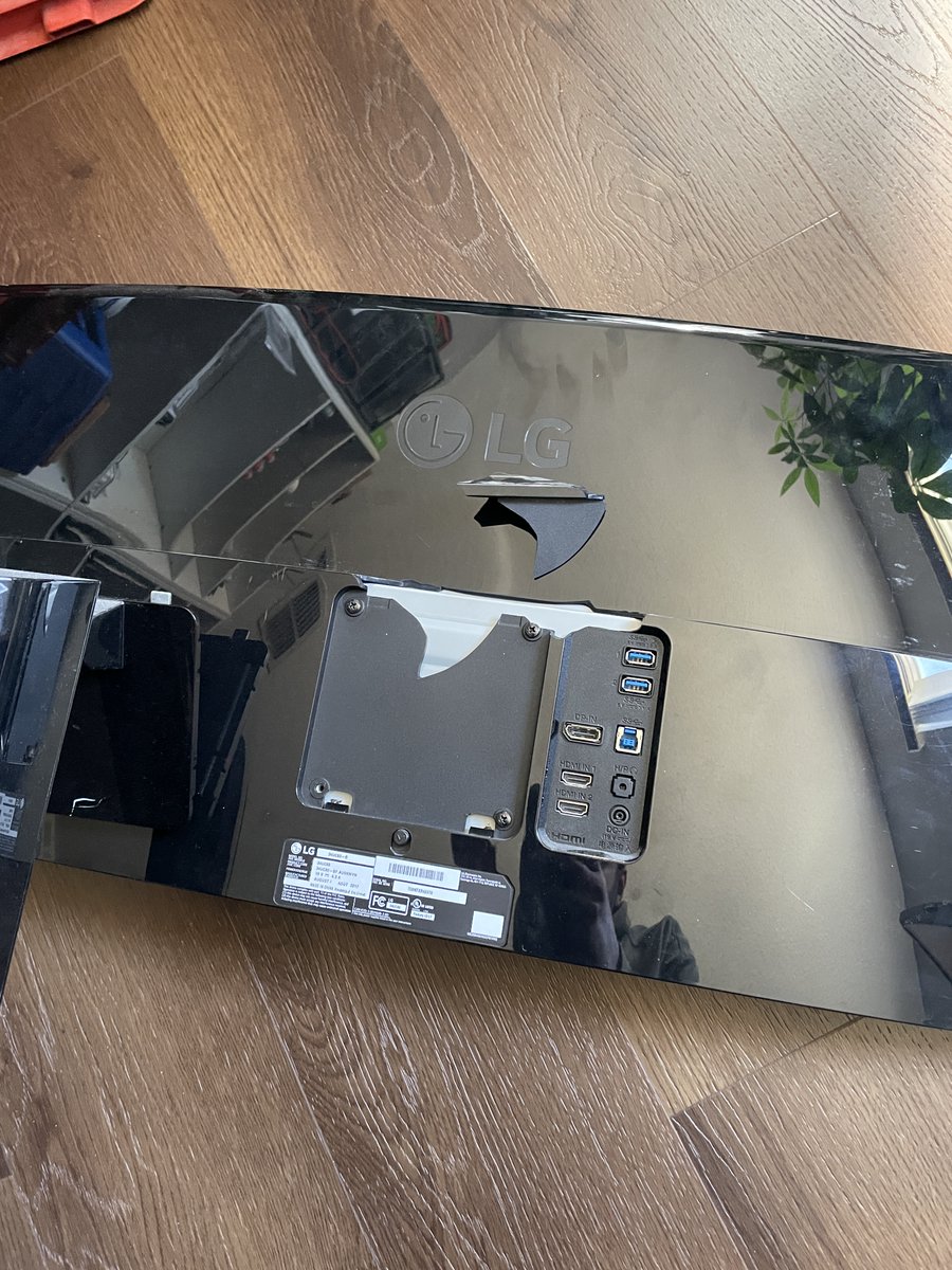 SPXzeroDTE's tweet photo. @LGUS @KBIS LG Ultrawide. Broken monitor mount. It was just sitting on the desk and it broke off. Now its cracked. No kids, no pets. It just broke. https://t.co/2coY1YwjwW