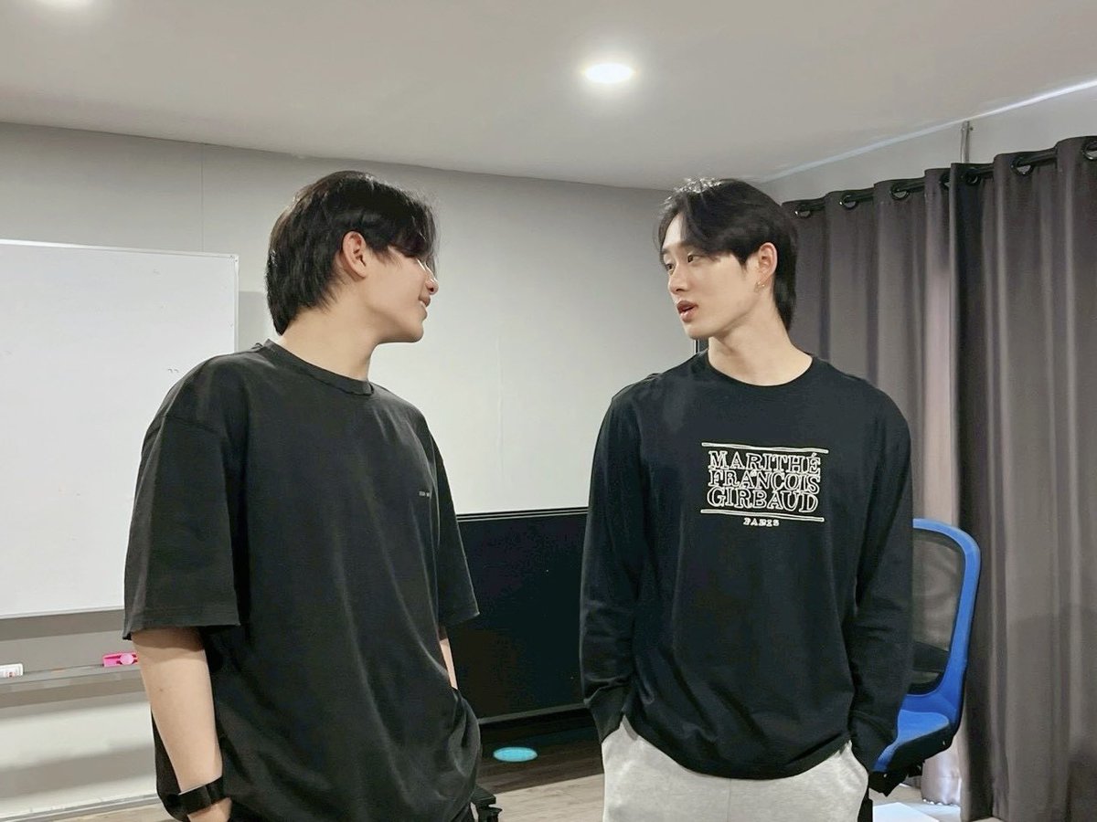 pinoojd's tweet image. ขอยกให้วิลเลี่ยมคือคนที่ไอเลิฟมายจ๊อบที่สุดเลยล่ะ ซ้อมบทยังไงให้เหมือนจีบกันดีนกับมอธมันเริ่ดว่ะ คือมานต้องอมยิ้มตลอดเลยเนอะ ชีวิตจริงยิ่งกว่าซีรี่ย์