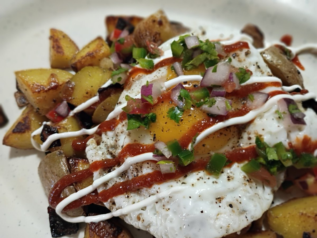 MissJawlz's tweet photo. I love me a runny egg! ๐ณ
How do you like your eggs?
I caramelized some red onions, crisped up some baby Yukons, topped with a Sriracha & crema drizzle and fresh Pico de Gallo
Egg, sunny side up!
๐ฅ๐ง
๐ฅ๐ฑ๐
๐ถ๏ธ๐ณ
#JuliasKitchen https://t.co/LyV1j2ybuF